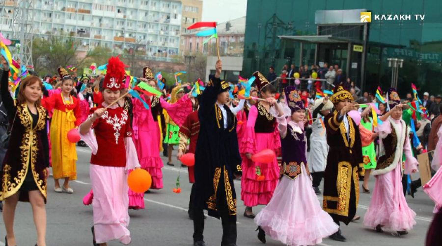 История дня благодарности: легендарный снимок с Первым Президентом РК