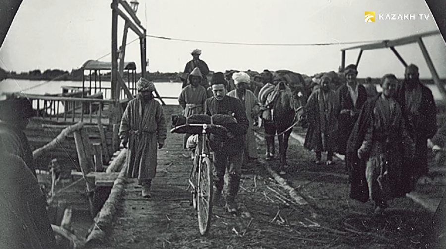 Фотография велосипедиста-путешественника, пересекавшего Сырдарью